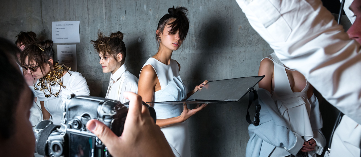 Direction artistique : les campagnes publicitaires de la mode, du concept à l’impression
