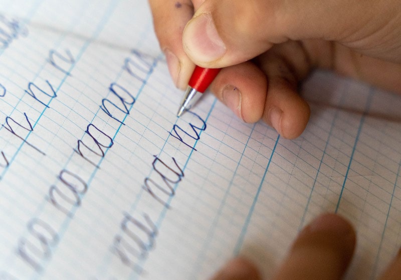 L’écriture cursive : comment l’écriture en continu favorise une réflexion cohérente